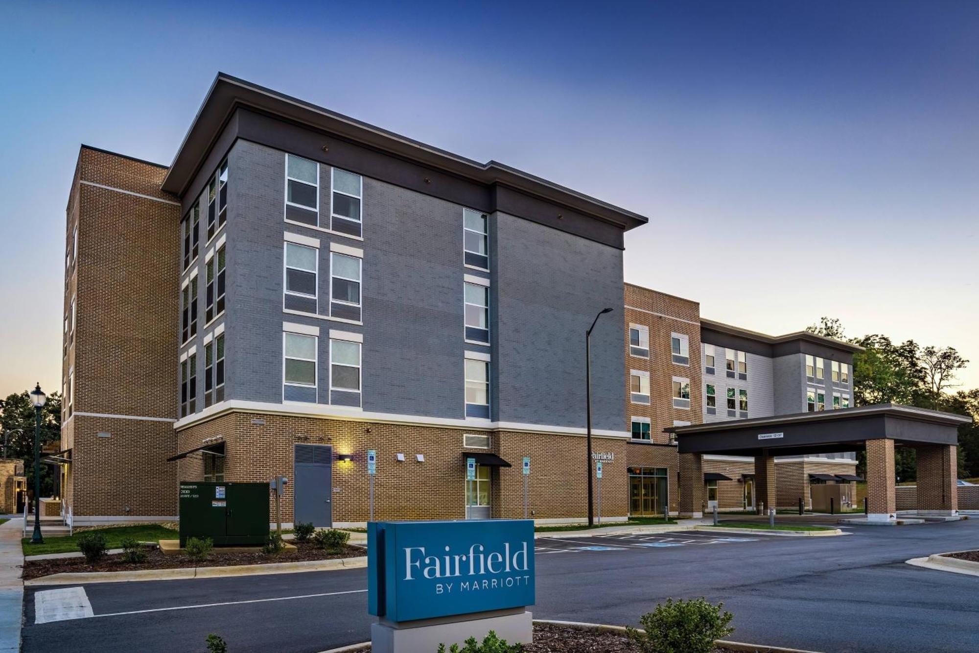 Hotel Fairfield & Historic Downtown
